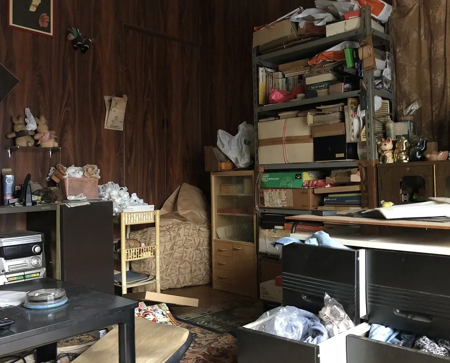 家具やゴミが残っている空き家