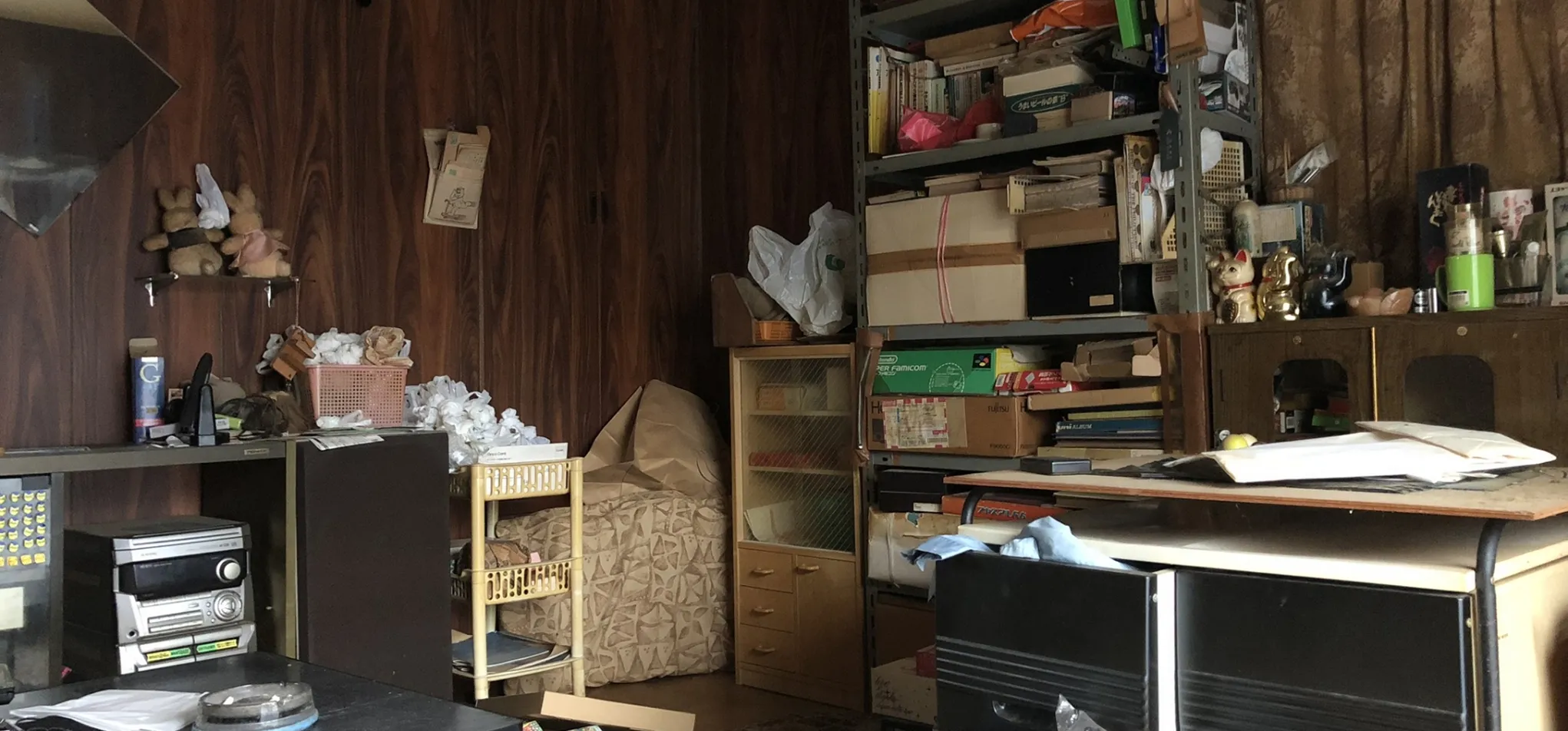 一つひとつ丁寧に整理するスタッフ