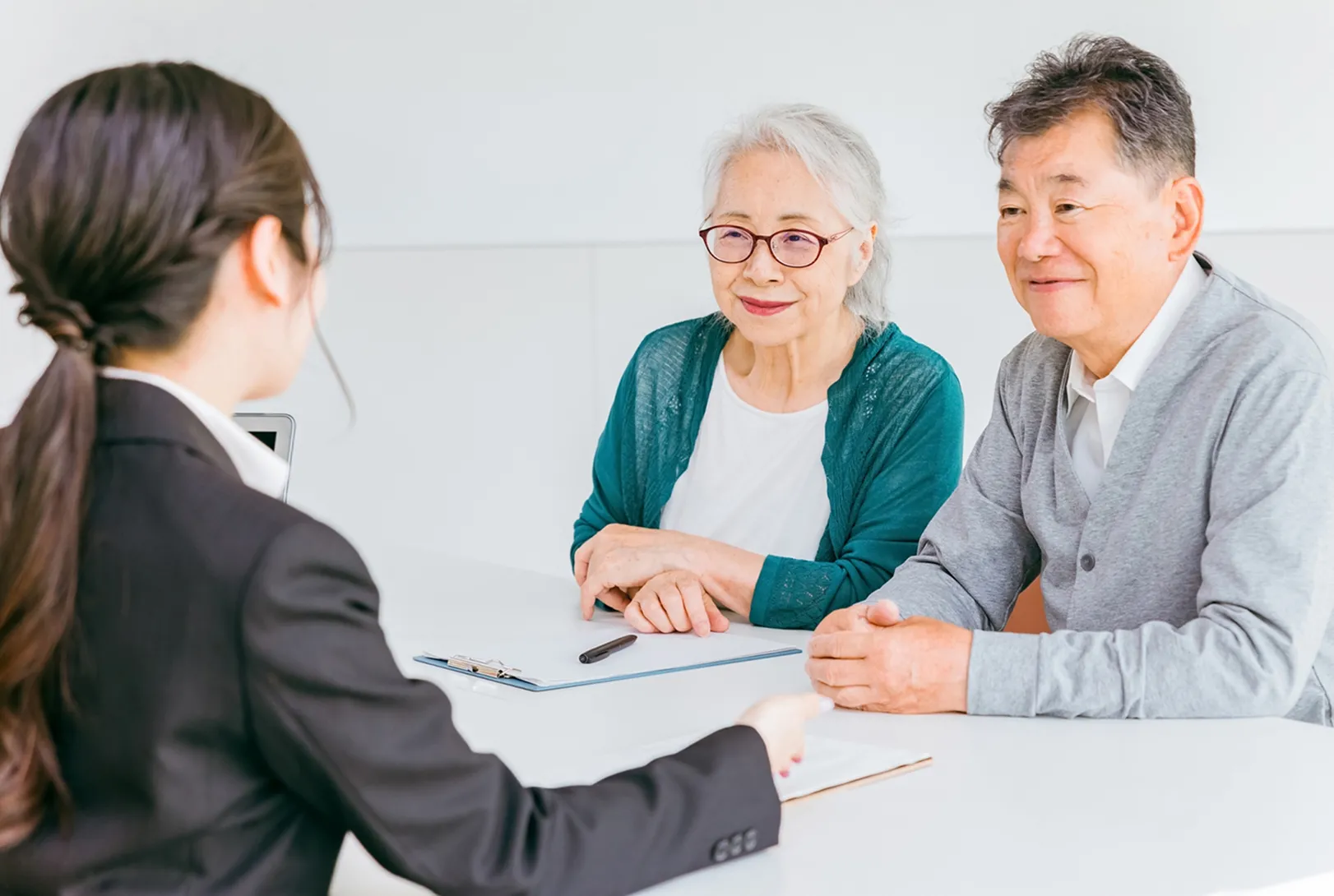 相談員の話を聞いている夫婦