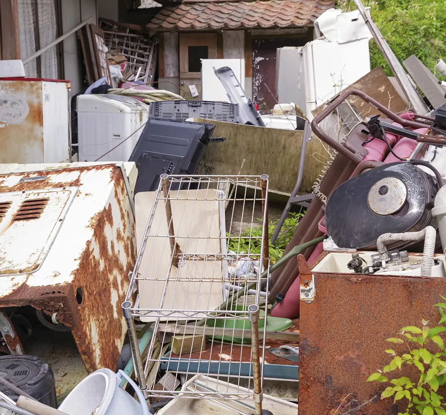 庭に積まれた不用品やゴミ