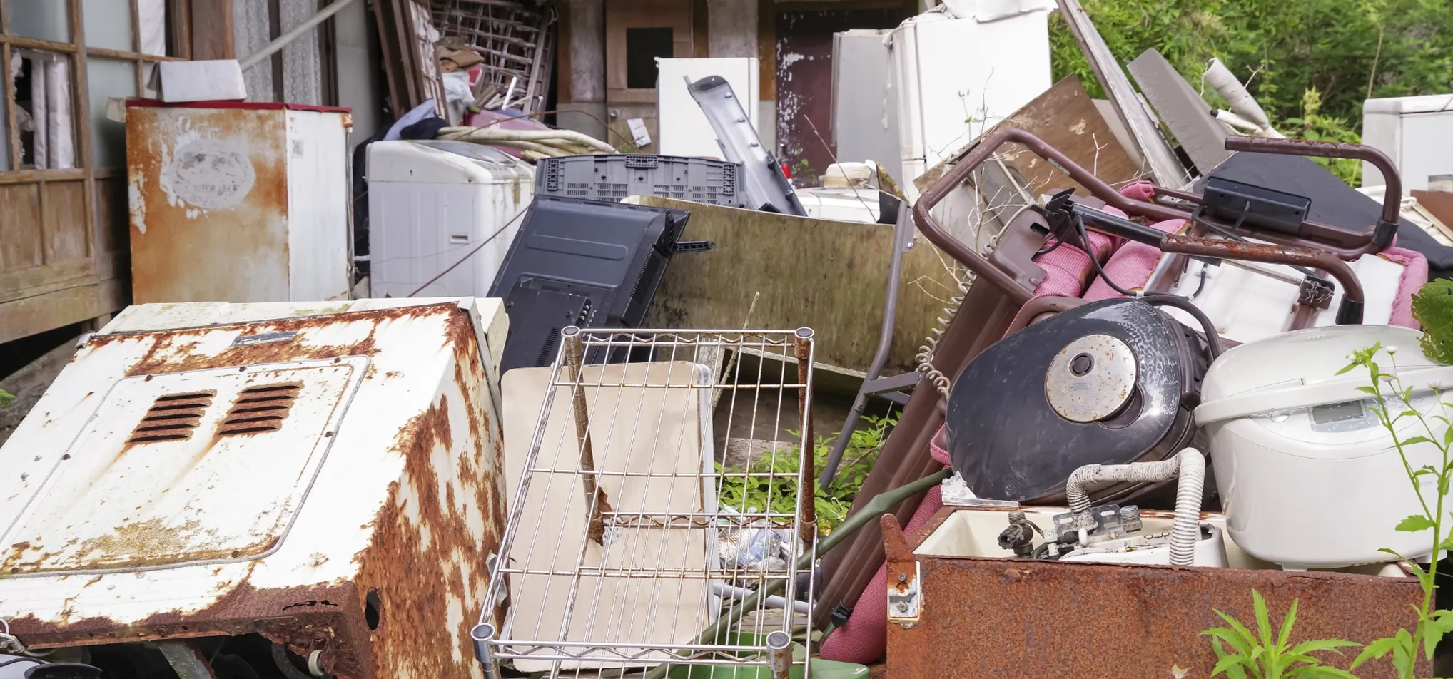一つひとつ丁寧に整理するスタッフ