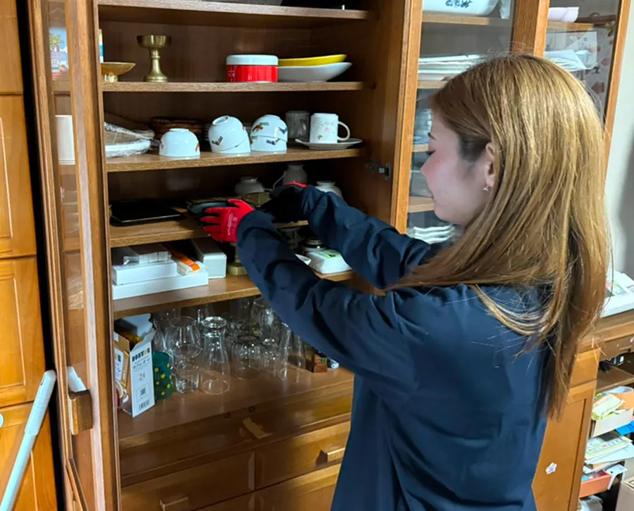 丁寧に作業するスタッフ