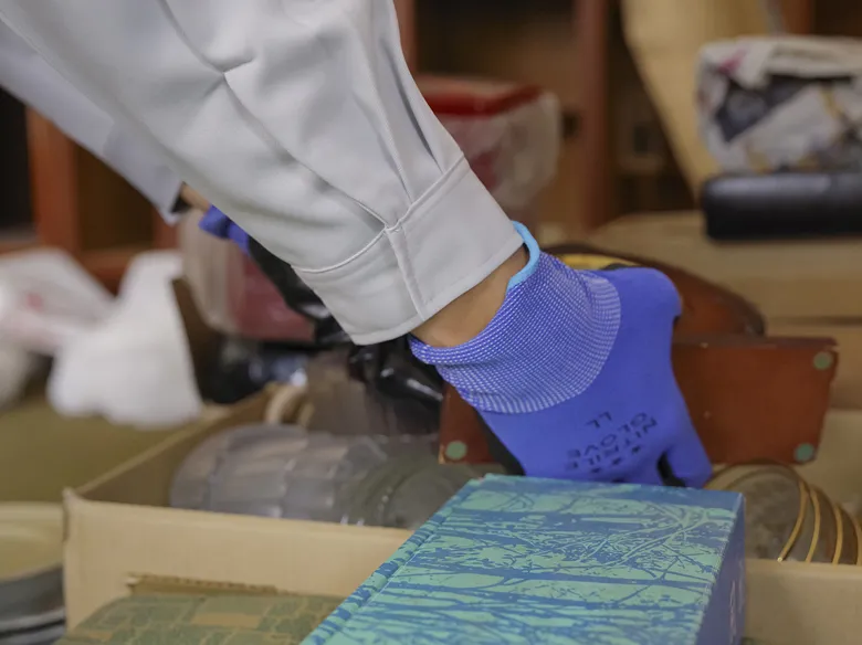 買取査定しているスタッフ