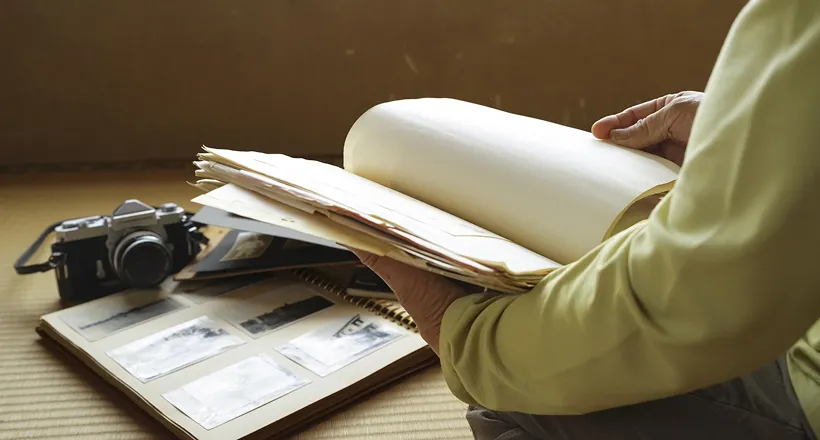 資料やノートが積み重なった状態で整理されている様子