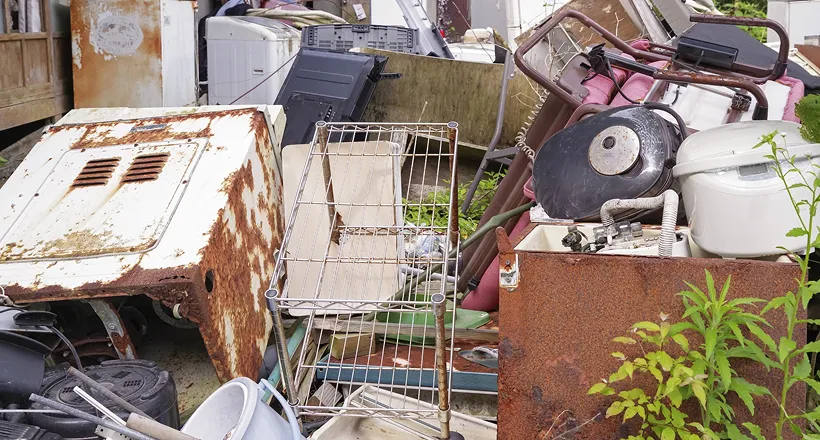 大量のゴミや不要品が散乱した屋外の様子