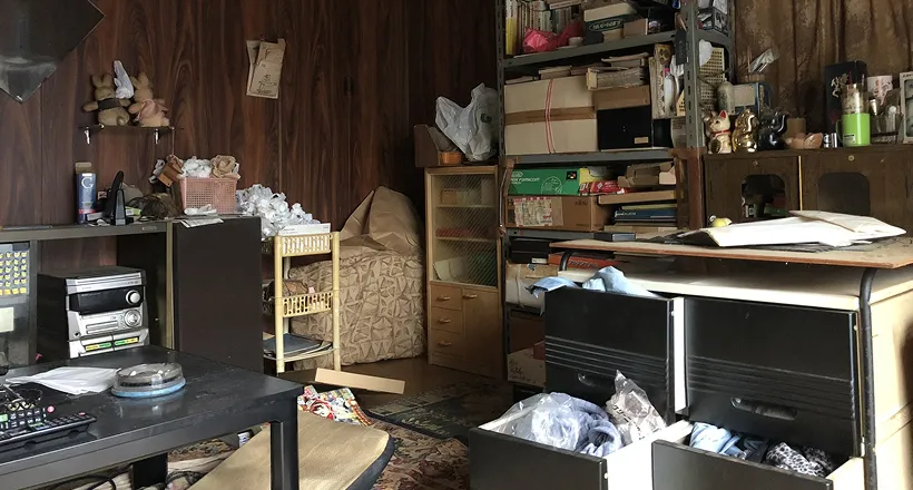 屋内の物が散乱した空き家の一室