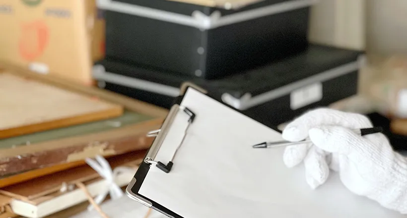 遺品を買取する作業員の様子